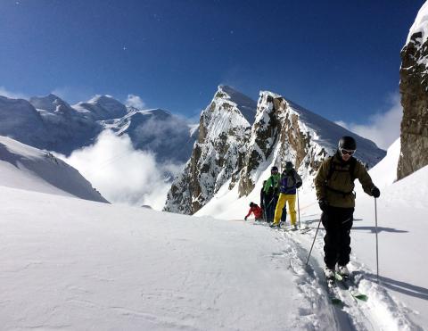 Ski hors piste aux Brévent, vers les pentes de l' Hotel Encadrement ski hors piste freeride dans la station du Brévent en face du Mont Blanc dans la vallée de Chamonix