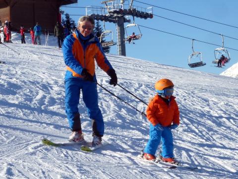 Jean-Michel Poupart moniteur de ski Chamonix Megève Moniteur à Megève, mes batons de ski enseignent à cet enfant.