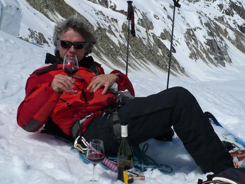 Après ski sur la Mer de Glace! Après ski nous célébrons une belle descente hors piste à Chamonix avec un verre de vin